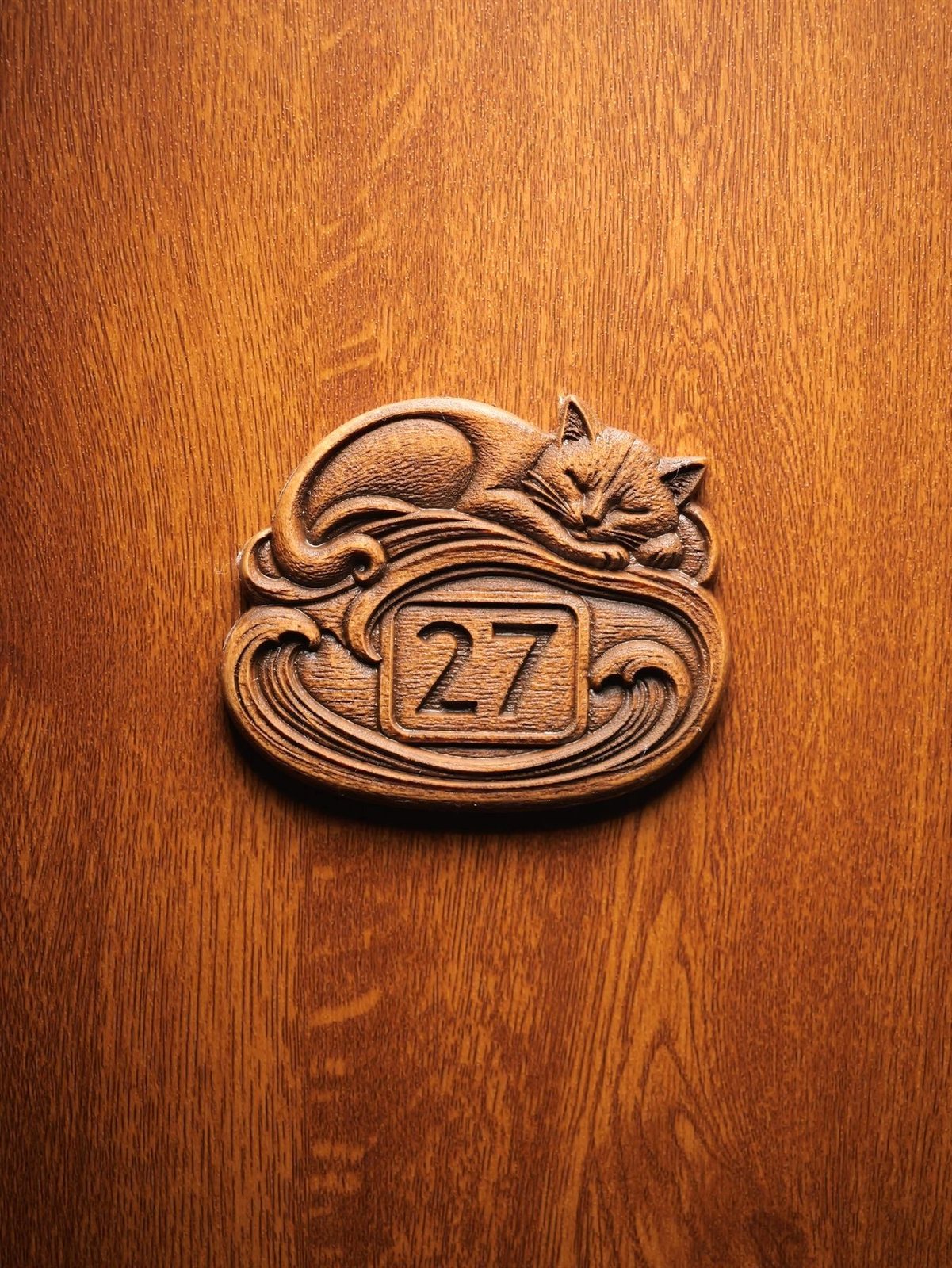 Numer na drzwi mieszkania z motywem kota – drewniany ornament